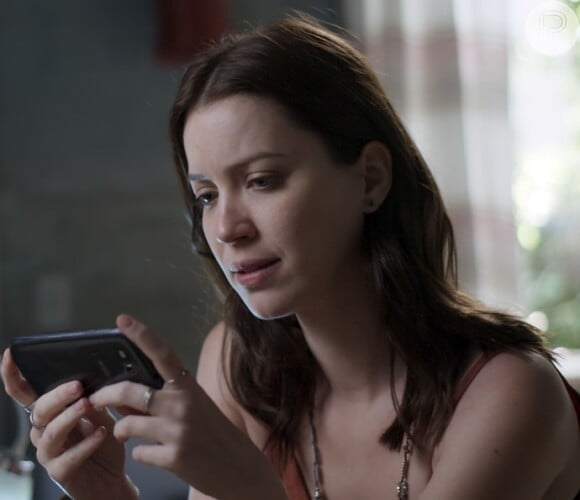 Júlia (Nathalia Dill) conta para Lorena (Nathalia Dill) sobre a suposta morte de Alex (Caio Paduan) e a gêmea finge surpresa, na novela 'Rock Story'