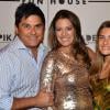 César Filho também foi ao espetáculo de Tom Cavalcante com a mulher, Elaine Mickely, e a filha, Luma