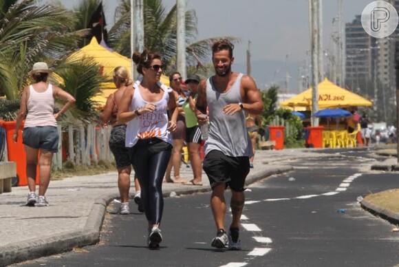 Giovanna Antonelli e seu personal trainer correram nesta segunda-feira, 3 de fevereiro de 2014, na orla da praia da Barra da Tijuca, Zona Oeste do Rio de Janeiro