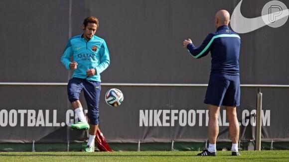 Nesta segunda-feira, 03 de fevereiro de 2014, Neymar voltou a treinar com bola