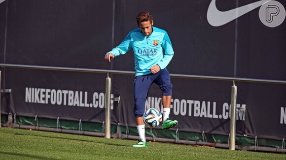 Neymar se apoiou no pé direito, lesionado há três semanas