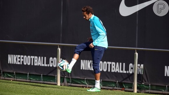 Neymar fez várias embaixadinhas durante o treino