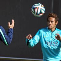 Neymar faz primeiro treino com bola após lesão e deve voltar a jogar neste mês