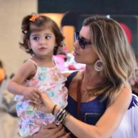 Grazi Massafera embarca com a filha, Sofia, no aeroporto Santos Dumont, no Rio
