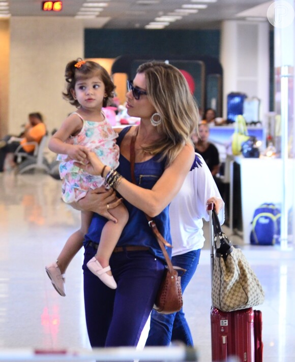 Grazi Massafera embarca com a filha Sofia, de 1 ano e 9 meses, no aeroporto Santos Dumont, no Rio de Janeiro, nesta segunda-feira, 3 de fevereiro de 2014