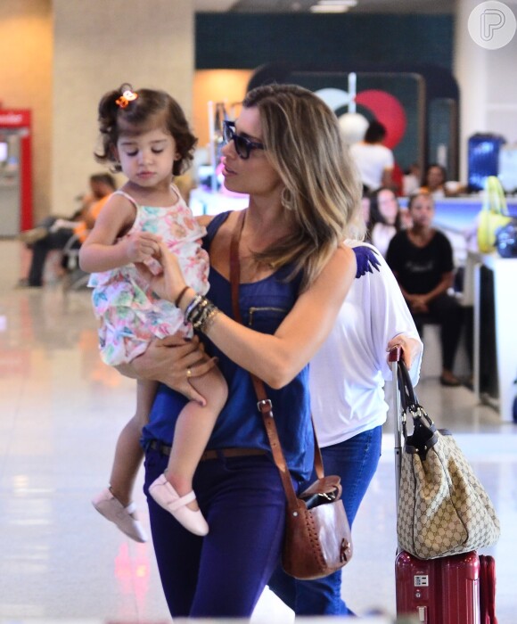 Grazi Massafera a filha Sofia, de 1 ano e 9 meses, embarcam nesta segunda-feira, 3 de fevereiro de 2014, no aeroporto Santos Dumont, no Rio de Janeiro