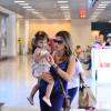 Grazi Massafera embarca nesta segunda-feira, com a filha Sofia, de 1 ano e 9 meses, no aeroporto Santos Dumont, no Rio de Janeiro