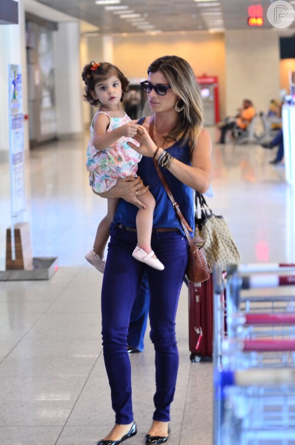 Grazi Massafera  a filha Sofia, de 1 ano e 9 meses, embarcam nesta segunda-feira, no aeroporto Santos Dumont, no Rio de Janeiro