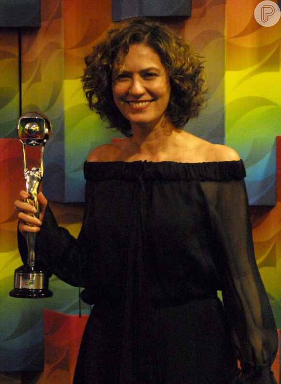 Patrícia Pillar segurao o troféu de melhor atriz no prêmio 'Melhores do Ano', que é entregue no programa 'Domingão do Faustão'