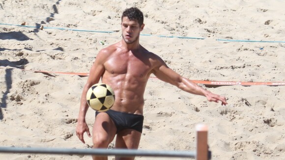 José Loreto joga futevôlei só de sunga e mostra corpo sarado em praia carioca