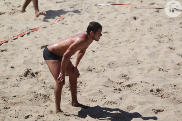 José Loreto jogou futevôlei na manhã desta terça-feira, 4 de fevereiro de 2014, na praia da Barra da Tijuca