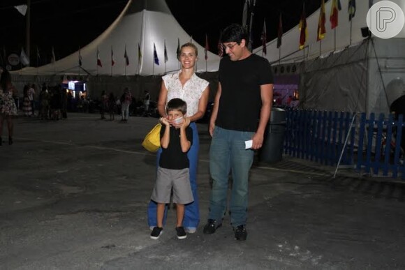 Carolina Dieckmann vai ao Cirque du Soleil com o filho José, de 7 anos, e o amigo Bruno De Luca