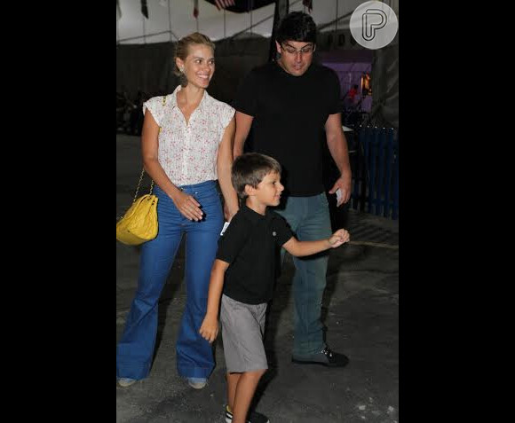 Carolina Dieckmann com o filho José, de 7 anos, e o amigo Bruno De Luca na porta do espetáculo Cirque du Soleil