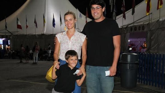 Carolina Dieckmann vai a espetáculo com o filho e o amigo Bruno De Luca, no Rio