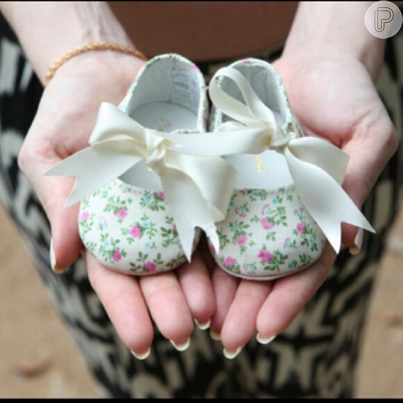 Larissa Maciel publica foto dos sapatinhos da filha