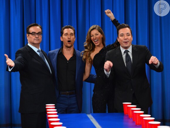 Gisele Bündchen posa ao lado de Matthew McConaughey e Steve Higgins no programa de TV americano Late Night With Jimmy Fallon