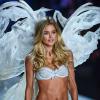 Doutzen Kroes arrasa com lingerie azul em desfile da Victoria's Secret