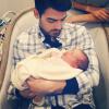 Joe Jonas segura a sobrinha, Alena Rose, no colo: 'Sea bem-vinda ao mundo', em 6 de fevereiro de 2014