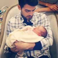 Joe Jonas paparica a sobrinha, Alena Rose, filha de Kevin: 'Bem-vinda ao mundo'