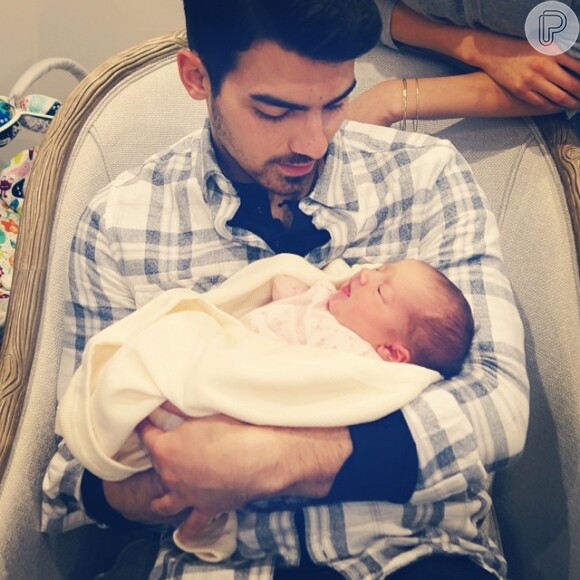Joe Jonas segura a sobrinha, Alena Rose, no colo: 'Sea bem-vinda ao mundo', em 6 de fevereiro de 2014