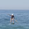 Barbara Paz aproveita a manhã desta quinta-feira, 6 de fevereiro de 2014, para praticar Stand Up Paddle na praia da Barra da Tijuca, Zona Oeste do Rio de Janeiro