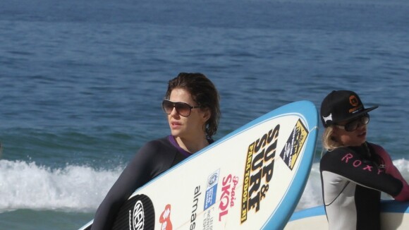 Bárbara Paz passa a manhã praticando Stand Up Paddle na praia
