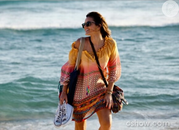 Bruna Marquezine grava cenas de 'Em Família' na praia da Barra da Tijuca