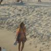 Bruna Marquezine grava cenas de 'Em Família' na praia da Barra da Tijuca
