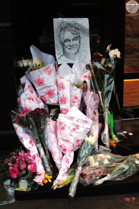 Philip Seymour Hoffman recebeu homenagem dos fãs em frente ao prédio em que morava em Nova York, nos EUA