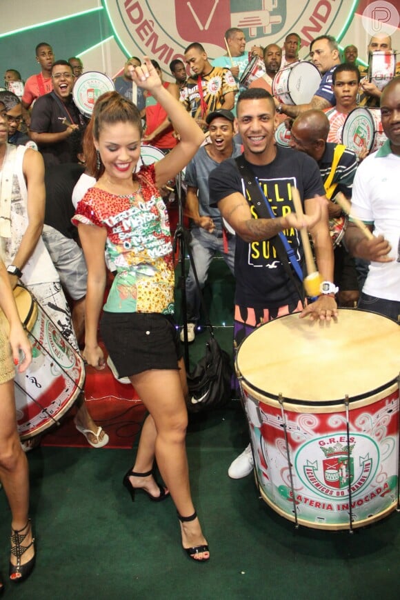 Paloma Bernardi é cotada para ser a rainha de bateria da escola da baixada flumense no Carnaval de 2014