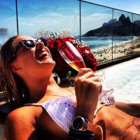 Fiorella Mattheis comemora aniversário de 26 anos com champanhe e piscina