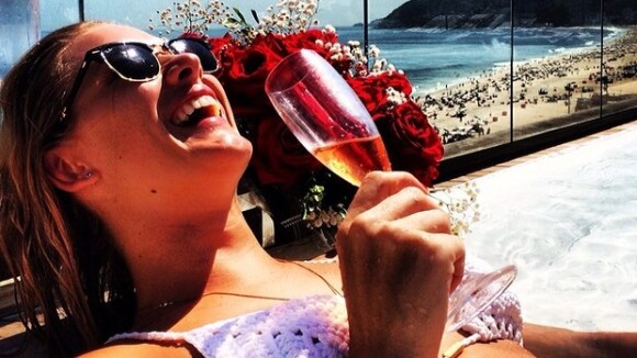 Fiorella Mattheis comemora aniversário de 26 anos com champanhe e piscina