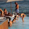 Fiorella Mattheis comemora aniversário de 26 anos com amigos na piscina do Hotel Fasano, no Arpoador, Zona Sul do Rio de Janeiro