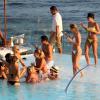 Fiorella Mattheis comemora aniversário de 26 anos com amigos na piscina do Hotel Fasano, no Arpoador, Zona Sul do Rio de Janeiro