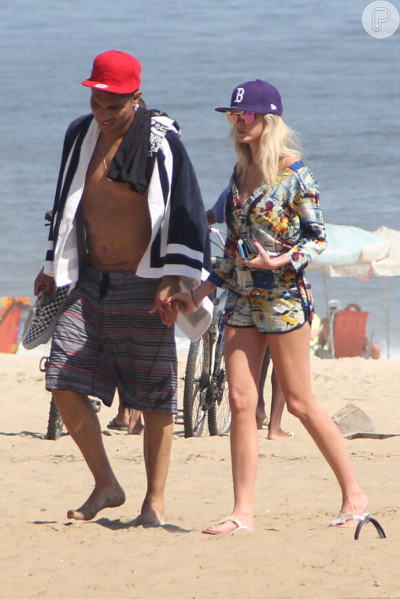 Bárbara Evans e Paolo Guerrero curtiram a praia de Ipanema juntos