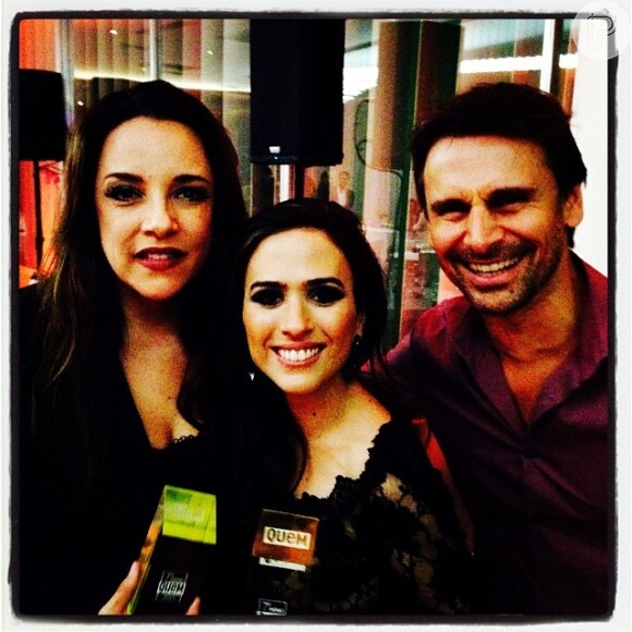 Tatá Werneck posa ao lado de Ana Carolina, vencedora de Melhor Cantora, e do ator Murilo Rosa