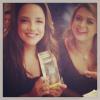 Ana Carolina mostra troféu de Melhor Cantora ao lado da amiga Preta Gil