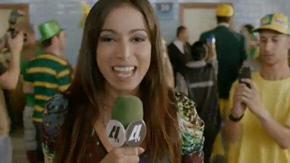 Anitta aparece como repórter no trailer do filme 'Copa de Elite'