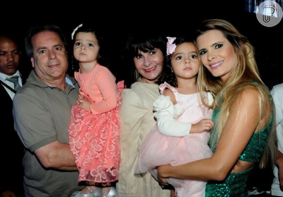 Flávia Fonseca, mulher de Luciano, leva os pais e as filhas gêmeas, Helena e Isabella, para o show em São Paulo
