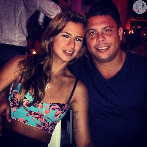 Ronaldo está tão apaixonada pelo namorada, Paula Moraes, que aproveitou as festas de fim de ano para pedir a amada em casamento. Em seguida, divulgou que o casamento será próximo:'É só o Brasil ganhar a Copa que logo casamos'
