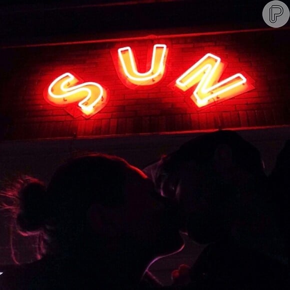 Ashton Kutcher e Mila Kunis costumam ser discretos nas redes sociais, mas o ator não resistiu em postar uma foto de um beijo do casal