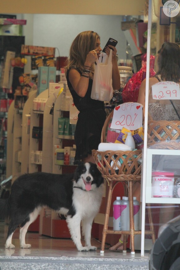 Grazi Massafera faz compras na Barra da Tijuca, no Rio de Janeiro, nesta quinta-feira, 13 de fevereiro de 2014