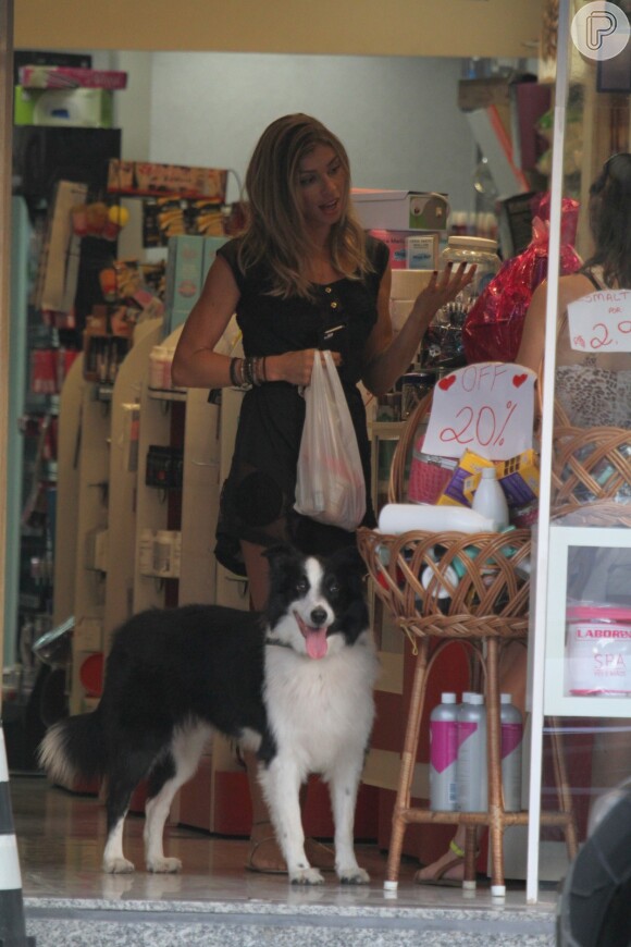 Grazi Massafera faz compras na Barra da Tijuca, no Rio de Janeiro, nesta quinta-feira, 13 de fevereiro de 2014