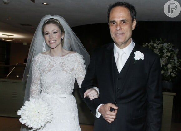 Marcela, irmã de Tiago Leifert, se casa em cerimônia dupla com o diretor do Programa do Jô, Willen Van Weerelt