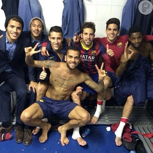 Neymar posa com jogadores do Barcelona, time no qual é atacante