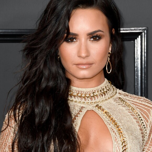 Demi Lovato foi vista dando beijo no namorado, Guilherme "Bomba", em um clique postado no Instagram do lutador, em 1º de março de 2017. Veja abaixo!