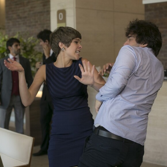Leticia (Isabella Santoni) também bate em Tiago (Humberto Carrão), na novela 'A Lei do Amor'