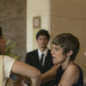 Tiago (Humberto Carrão) tenta conter Leticia (Isabella Santoni) ao vê-la esbofetear Marina (Alice Wegmann) , na novela 'A Lei do Amor'