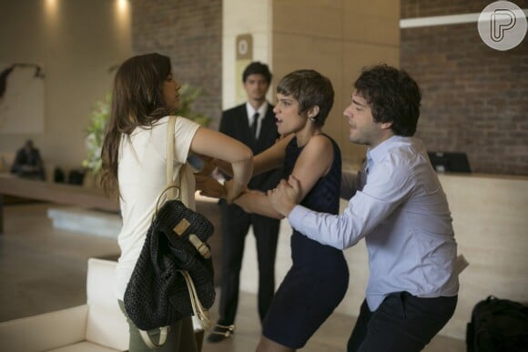 Tiago (Humberto Carrão) tenta conter Leticia (Isabella Santoni) ao vê-la esbofetear Marina (Alice Wegmann) , na novela 'A Lei do Amor'