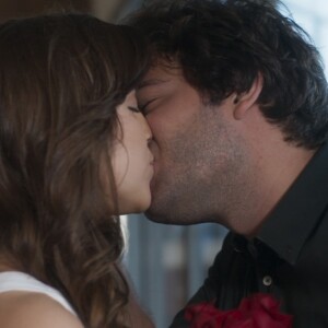 Marina (Alice Wegmann) e Tiago (Humberto Carrão) estão há uma semana juntos, em um hotel em Curitiba, na novela 'A Lei do Amor'